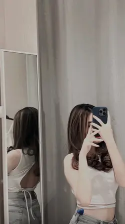 Di cermin kaca