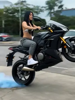moto empinando 