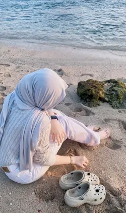 ngelamun di pantai