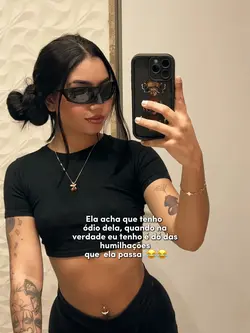Ela acha 