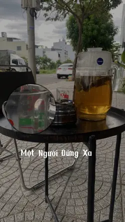 Một người đứng từ xa