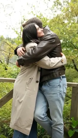 HUG COUPLE 