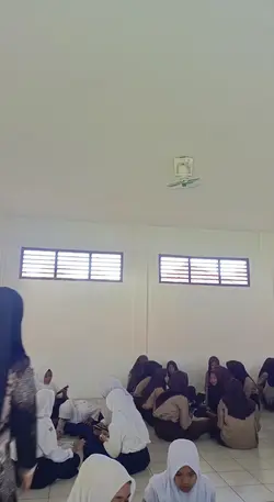 Andmesh senyumlah