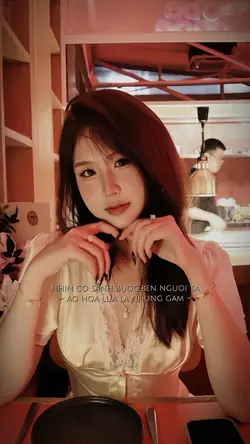 Nhìn cô sánh bước 