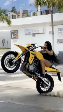 empinando moto