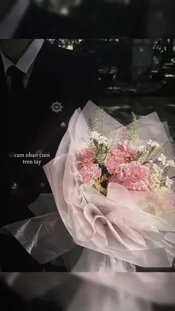 Cầm nhẫn cưới trên