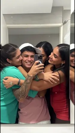 Mulheres abraçando