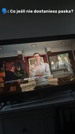 ten Bruce w tle 