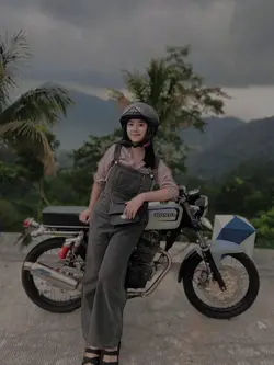 Cewek Duduk Di Motor