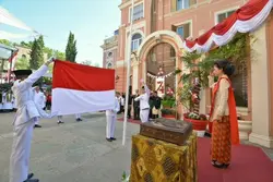 bendera berkibar 