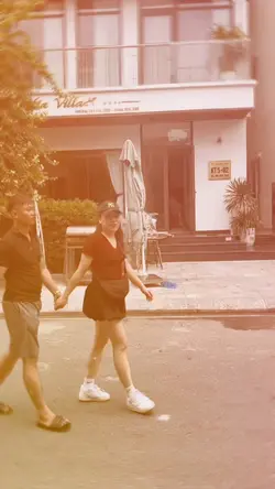 Trend dắt tay nhau
