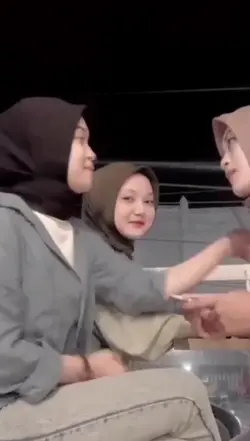 senyum cantik halu