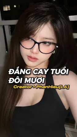 Em cố chấp đứng sau