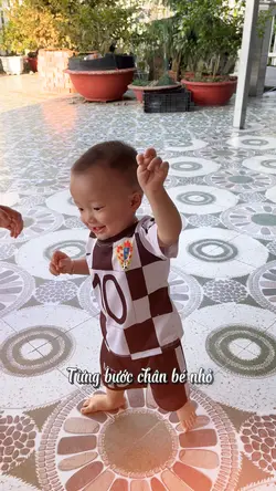 Em bé biết đi
