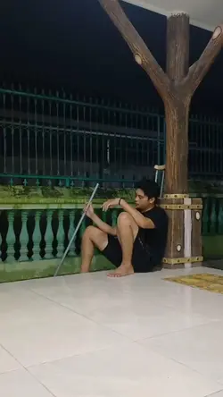 laki-laki bercerita