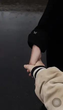 trend pegang tangan