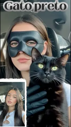 Máscara e gato preto