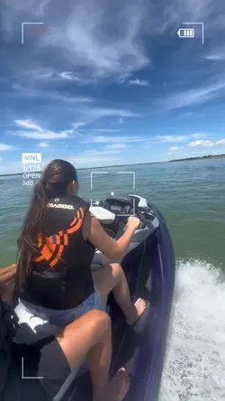 EM CIMA DO JETSKI