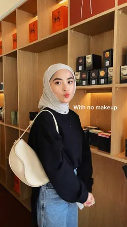 with no makeup she