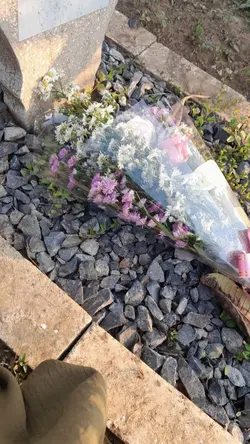 sedih di makam