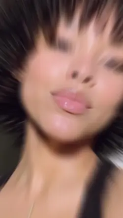 Sguardo da notte: selfie urbano