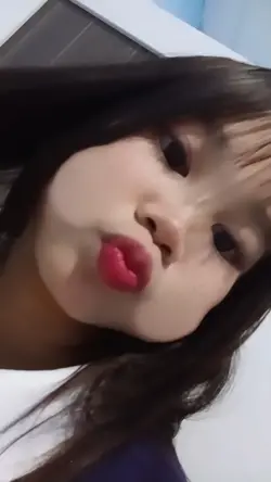 >^••^<