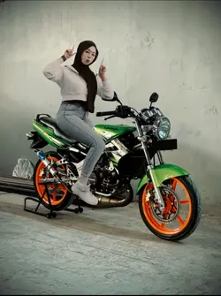 CEWEK DUDUK DIMOTOR
