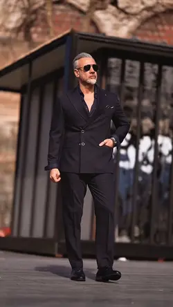 MODEL — FASHION