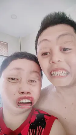 สลับใบหน้าบิดเบี้ยว