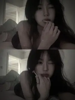 cầm nhẫn cưới trên