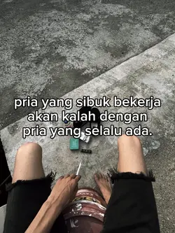 pria sibuk bekerja
