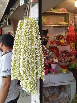 যেও না যেও না মেয়ে