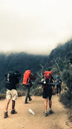 mendaki gunung