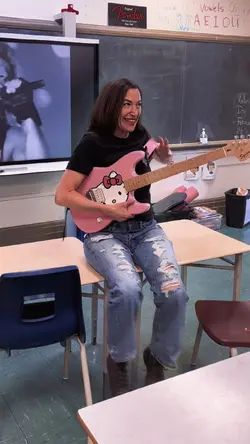 Hello Kitty Guitar 