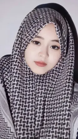 senyum sedikit 