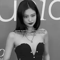 Jennie siyah beyaz