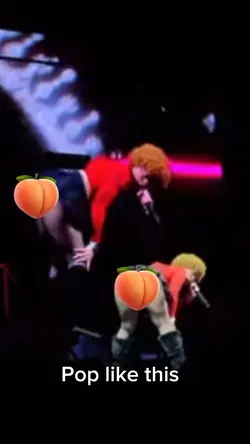 Pop like this 🍑🐱