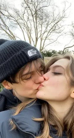 AI Kiss Effect 