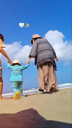 keluarga di pantai