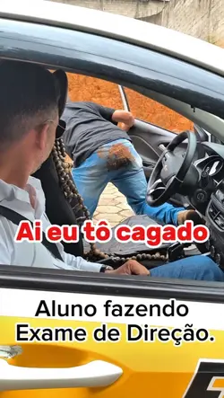 ALUNO FAZENDO EXAME 