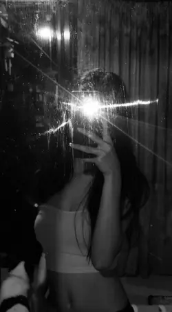 mirror selfie