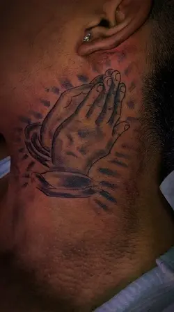 Tatuaje manos orando