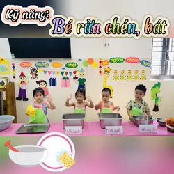 Bé rửa chén, bát
