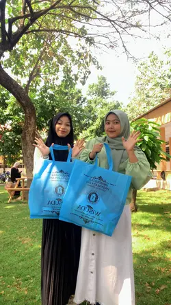 Try on toga wisuda 