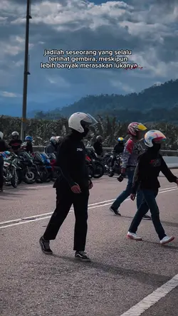 terlihat gembira 