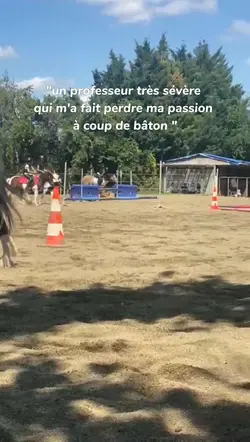 très sévère