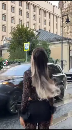 W sukience jest 