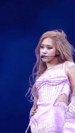 Rosé Coachella intro