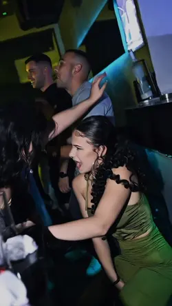 BAILANDO