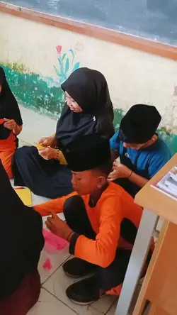 Menghias Kelas 